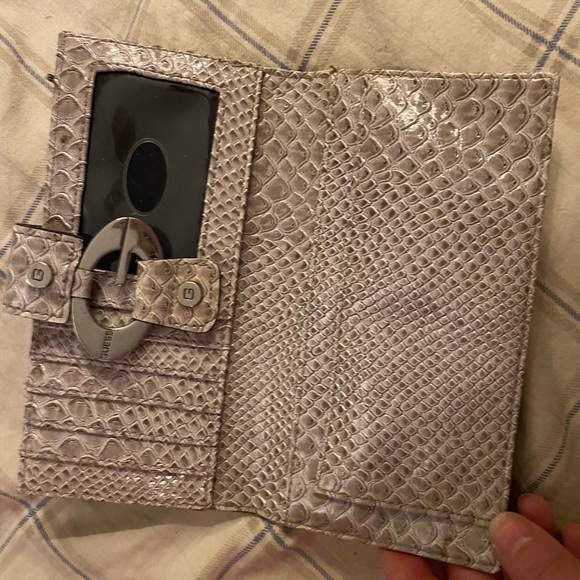 Excellent condition Guess Wallets - Picture 2 of 4